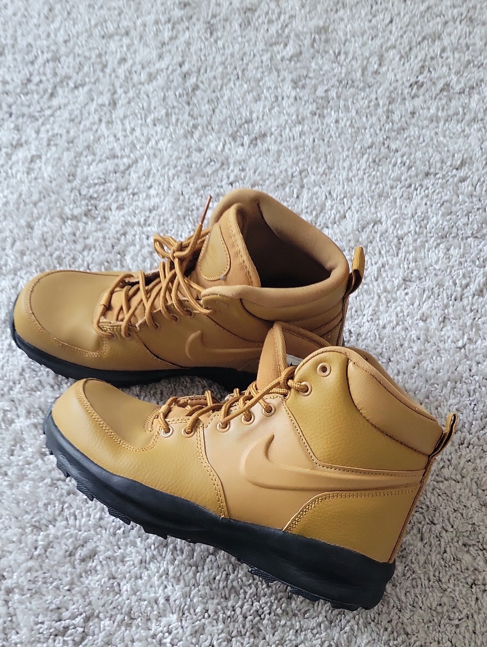 Nike Men’s Tan Leather Mid-Top Boots